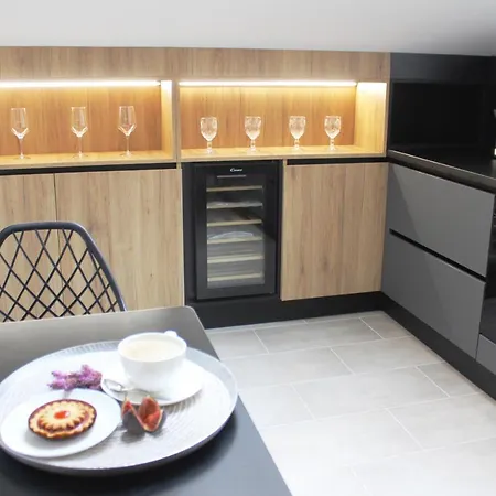 Daire Day&night Luxury Apartment, 2 Bedrooms, Terrace, Jacuzzi Outdoor, Parking Trieste