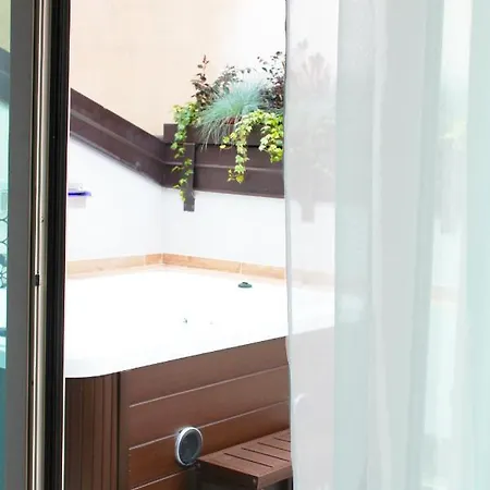 Day&night Luxury Apartment, 2 Bedrooms, Terrace, Jacuzzi Outdoor, Parking Trieszt